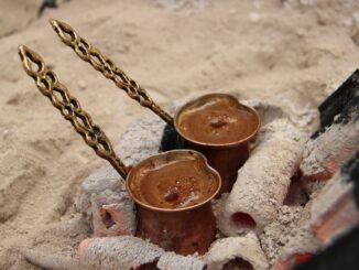 Kumda pişen bakır cezvelerde Türk kahvesi