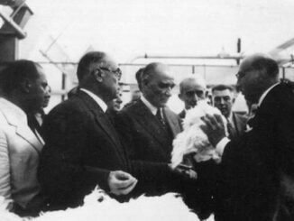 Atatürk, 9 Ekim 1937'de Nazilli Basma Fabrikası'nın açılışında Celâl Bayar ve İsmet İnönü ile