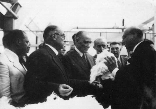 Atatürk, 9 Ekim 1937'de Nazilli Basma Fabrikası'nın açılışında Celâl Bayar ve İsmet İnönü ile